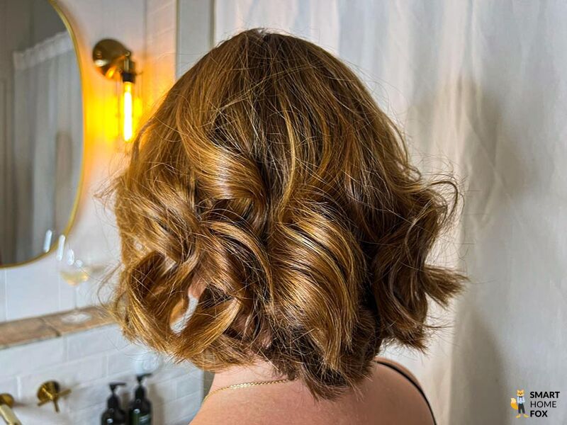 Man sieht die Locken mit dem Dyson Corrale.